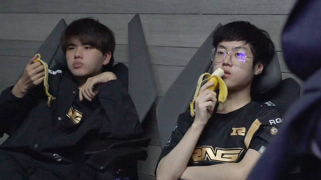 RNG分享赛场花絮：选手们排排坐在后台一起吃香蕉 - 1