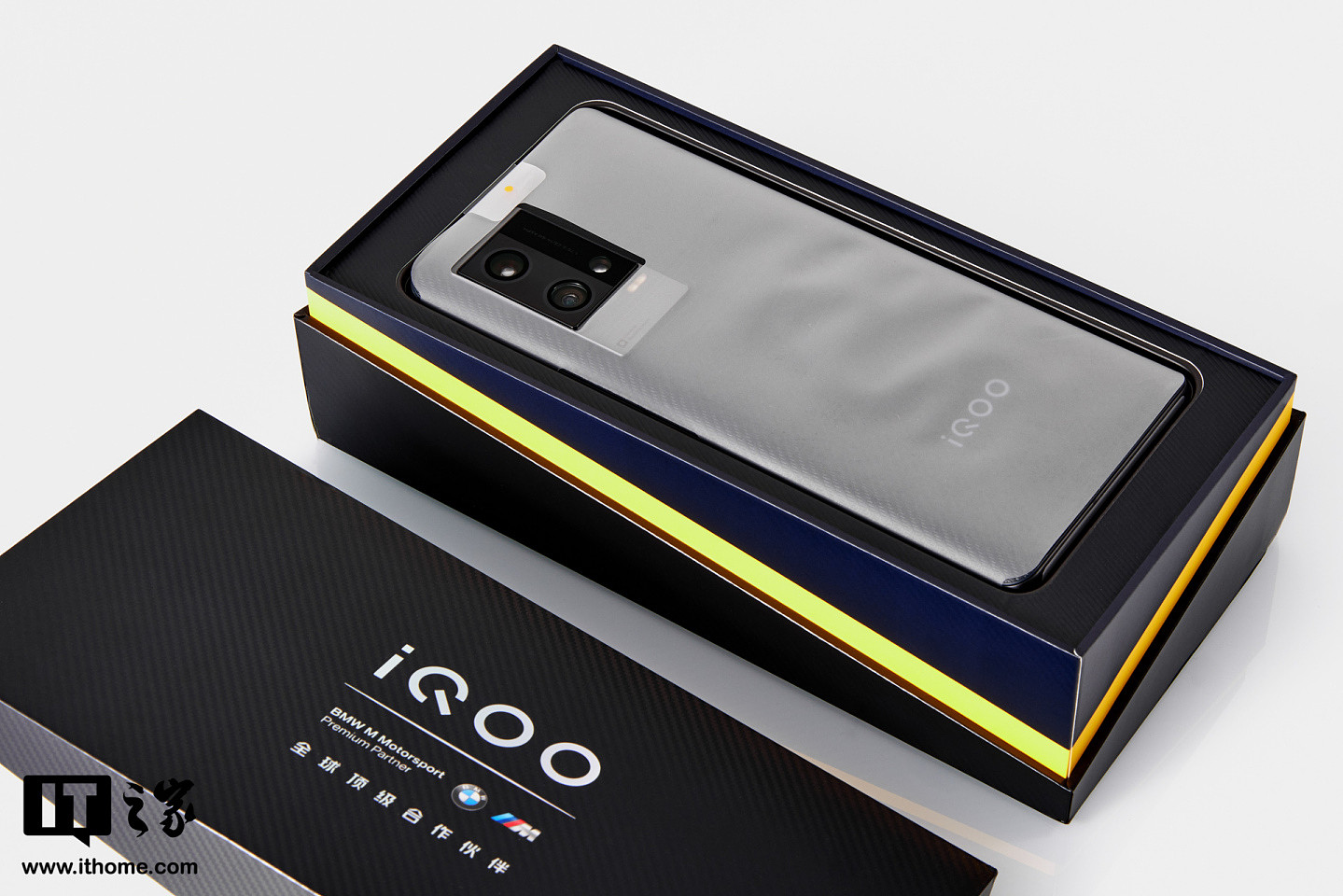 【IT之家开箱】iQOO 8 Pro 图赏：120Hz 微弧曲面屏，碳纤维纹理 - 2