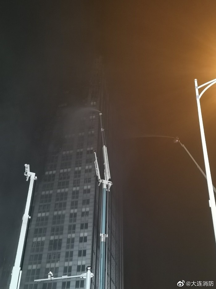 大连凯旋国际大厦火势得到控制：无人机、直升机出动救援 - 3