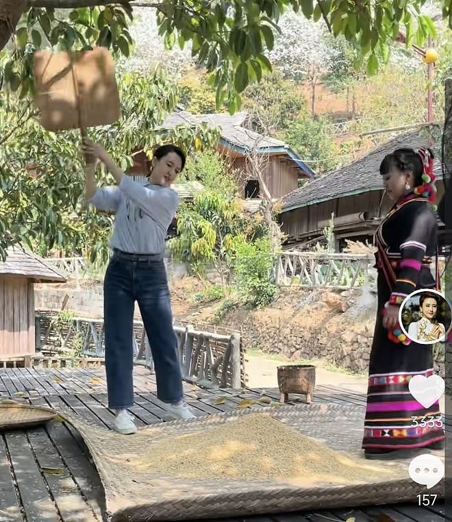 43岁央视女主持晒旅行视频，田间干活超卖力，穿拉祜族衣服显柔美 - 3