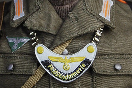 二战德国兵脖子上挂的半月形牌子是什么 又为什么要挂这个东西 - 4