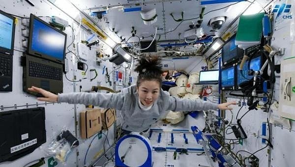 “太空教师”再创新纪录 王亚平成中国在轨时间最长航天员 - 2