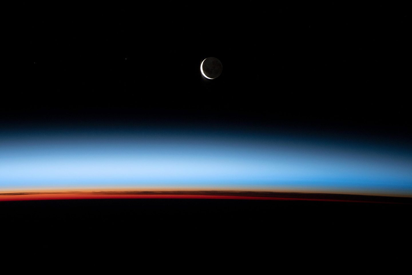 国际空间站宇航员捕捉到2021年最后一天太阳月亮的交接班景象 - 1