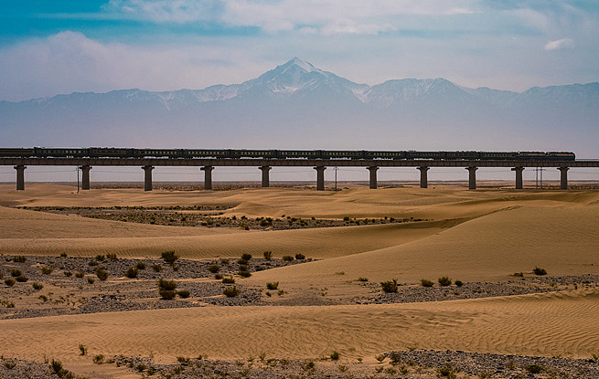 世界首个沙漠铁路环线形成 和若铁路明日开通运营 - 1