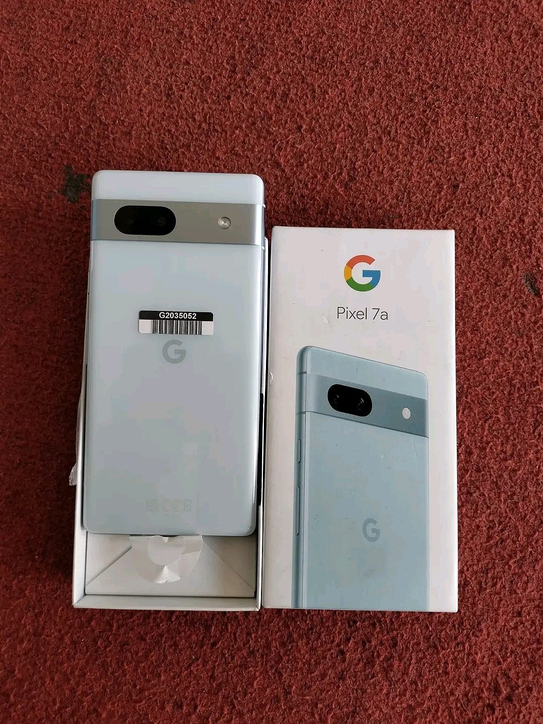 北极蓝和碳灰色谷歌 Pixel 7a 手机照片曝光 - 1