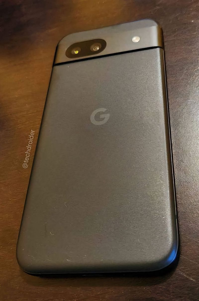 谷歌 Pixel 8a 手机真机照片曝光：配磨砂背面、收窄屏幕边框 - 2