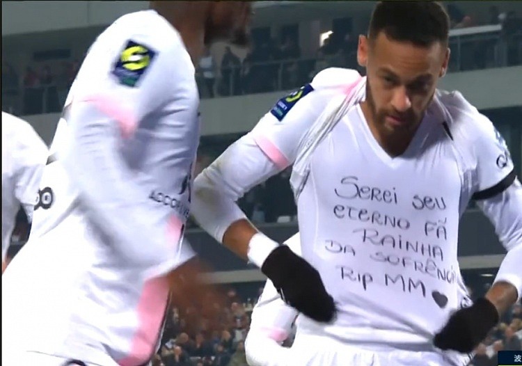 内马尔进球后露出T恤上的字，以缅怀不幸因空难逝世的巴西女歌星 - 1
