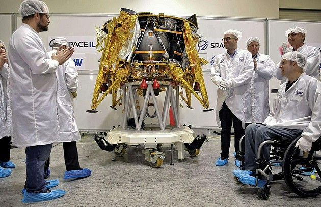 图为SpaceIL的设计师正在欣赏重约1290磅的“创世纪号”登月飞行器。遗憾的是，该飞行器在2019年4月11日失去信号后坠毁。