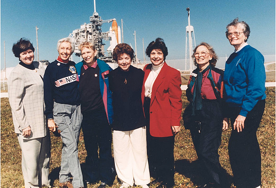 部分水星13的女飞行员们在1995年的发射现场，左二为芬克，图片来自于NASA官网