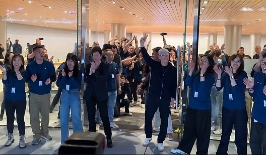 苹果上海静安 Apple Store 零售店正式开业，库克亲临现场揭幕 - 1