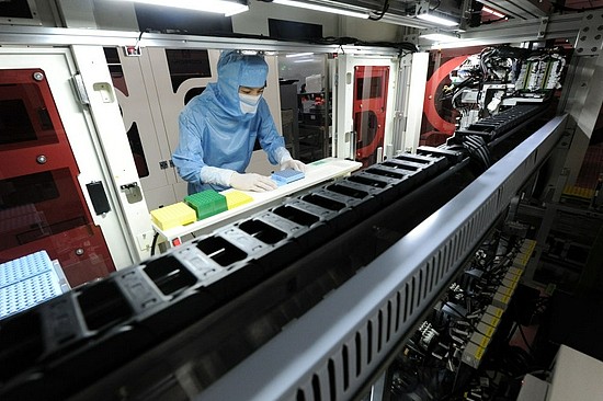 2021年5月25日，在浙江嘉善经济技术开发区的格科微电子有限公司，员工在生产集成电路等电子产品。 新华社发（刘玉和 摄）