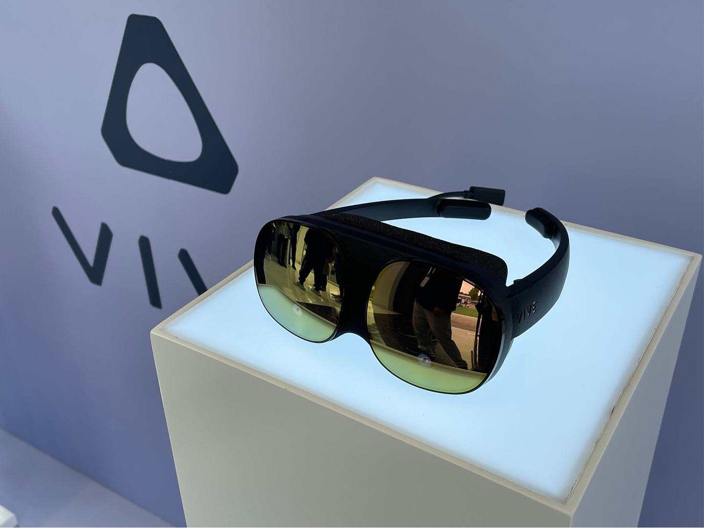 HTC发布VR眼镜VIVE Flow：采用可折叠设计具备独立运算能力 售3888元 - 2