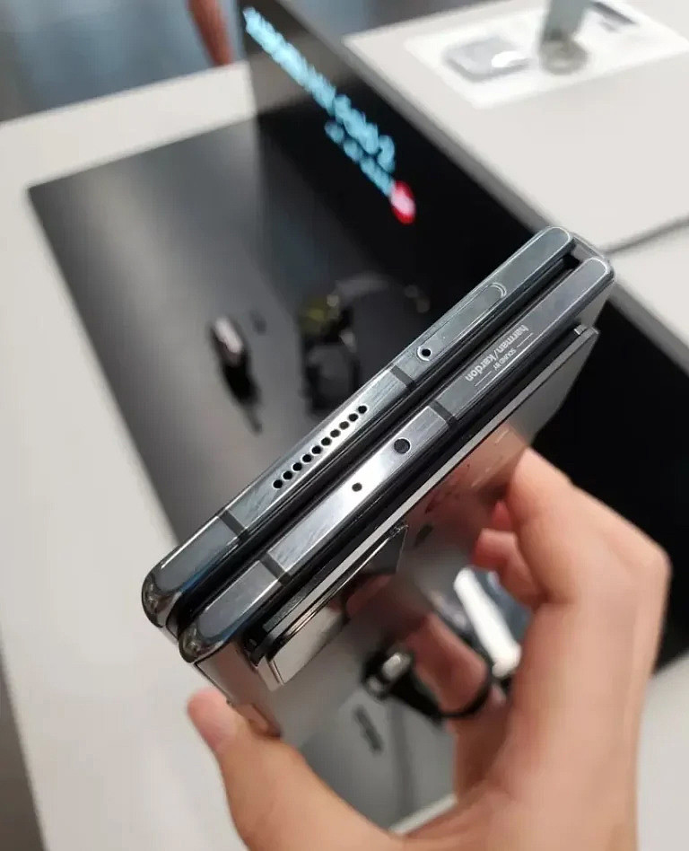 小米 MIX Fold 3 折叠屏手机曝光，预计将采用高通骁龙 8 Gen 2、50MP 索尼 IMX989 - 1