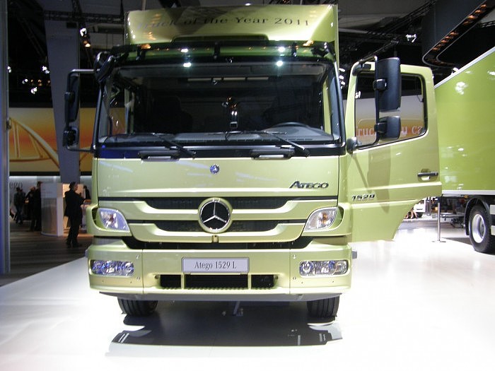 戴姆勒宣布分拆卡车业务单独上市 并计划在明年2月改名为梅赛德斯-奔驰 - 1