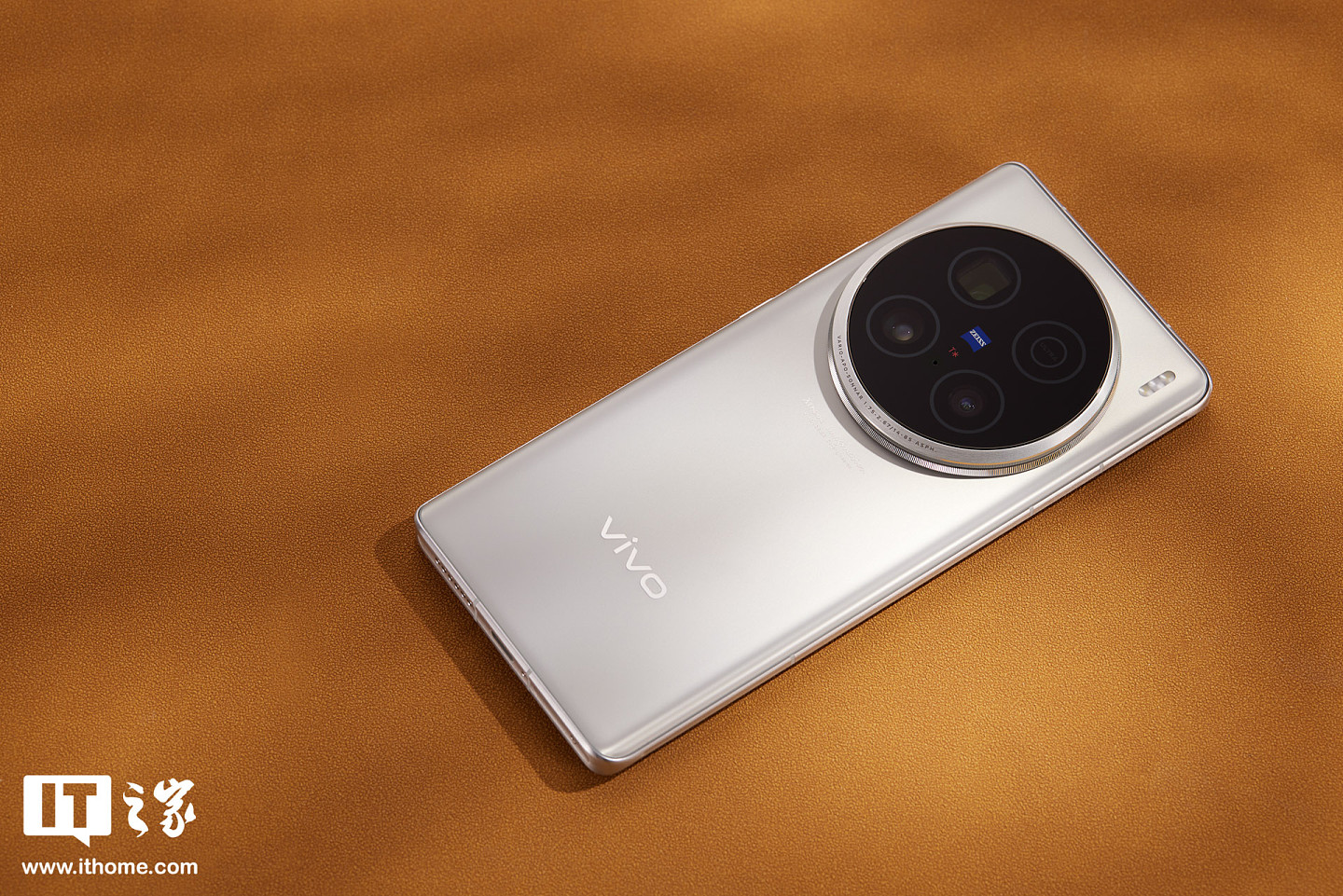 【IT之家开箱】vivo X100 Ultra「钛色」图赏：蓝厂第一款 Ultra，号称能打电话的“相机” - 3