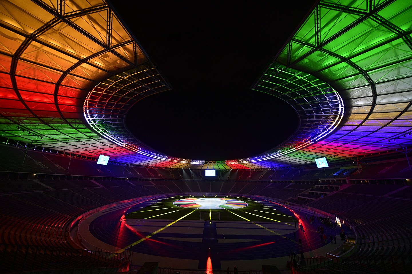 柏林奥林匹克体育场展示2024欧洲杯标志，融合各成员国旗色彩 - 2