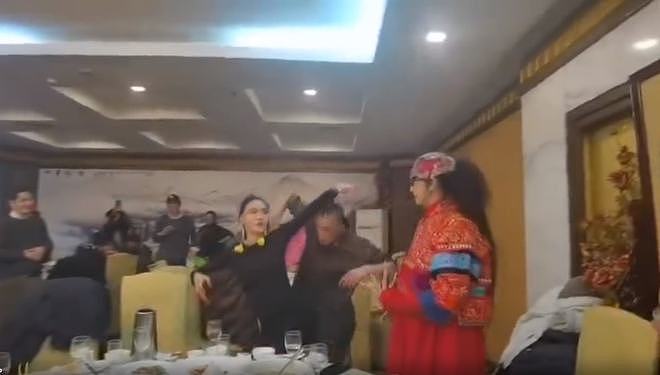 62岁杨丽萍饭局上斗舞！看徒弟跳舞不停指导太投入，被吐槽戏太多 - 1