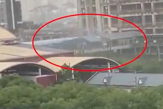上海地铁莘庄站外天桥顶板被台风吹落：砸断铁路接触网 - 1