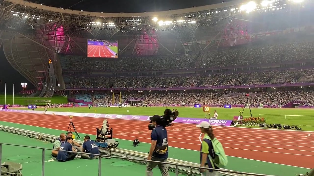 柬埔寨选手参加万米决赛被套三圈 全场观众为其加油 - 3