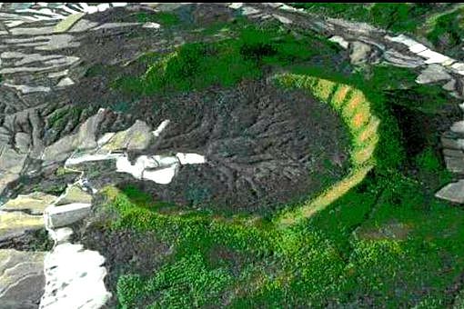 中国发现罕见月牙型环形山陨石撞击坑是怎么回事 - 5
