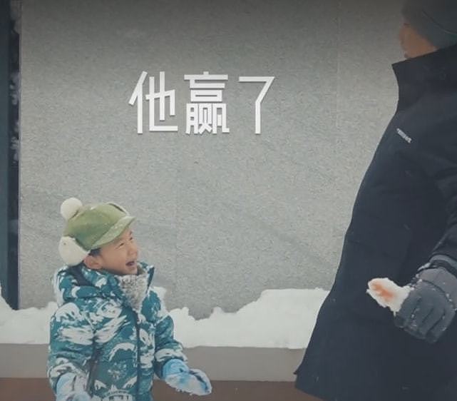 孙莉晒一家堆雪人，首公开4岁儿子正脸，黄磊陪儿子打雪仗好温馨 - 11