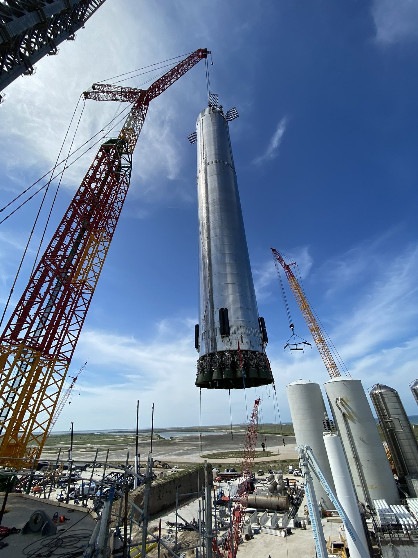 马斯克分享超重型火箭移动转移到发射台的史诗画面 - 4