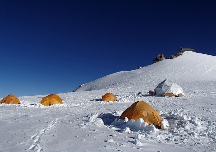 Colle-Gnifetti-Research-Base-Camp-777x546.jpg