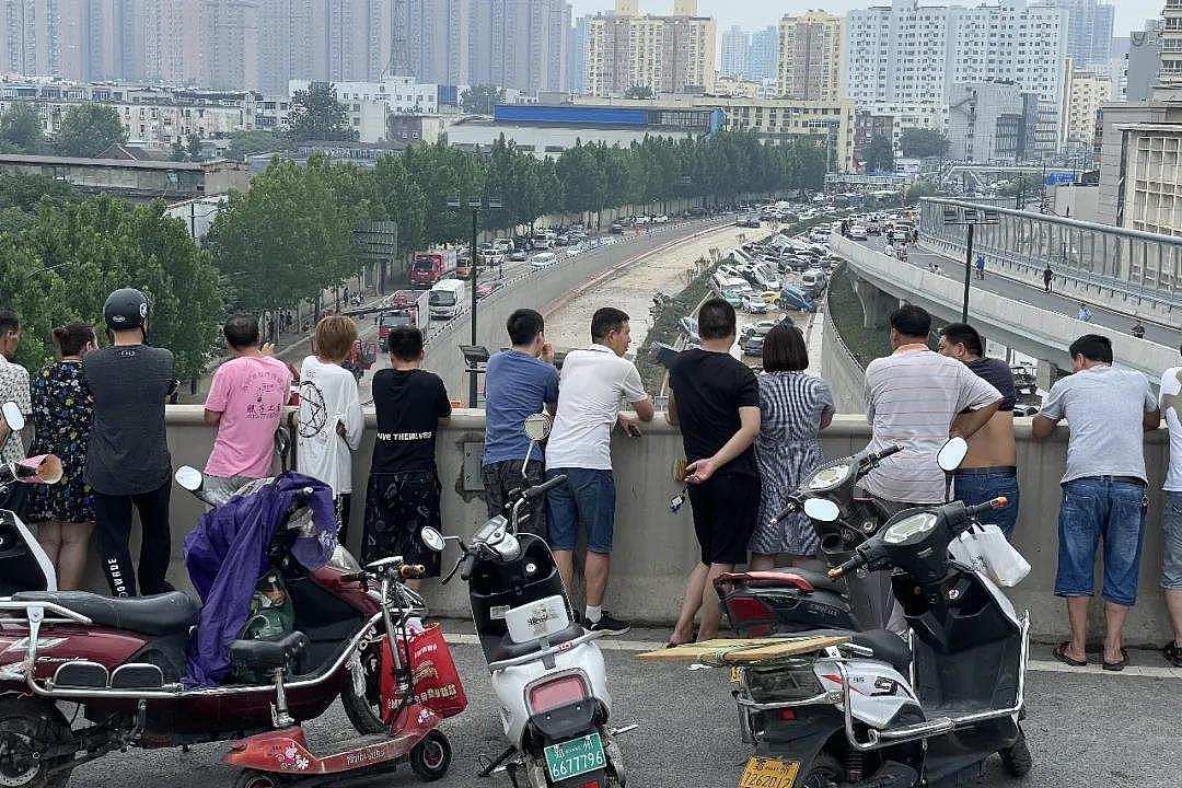 暴雨肆虐后的郑州车市：有人损失超百万，有人日进30万 - 1