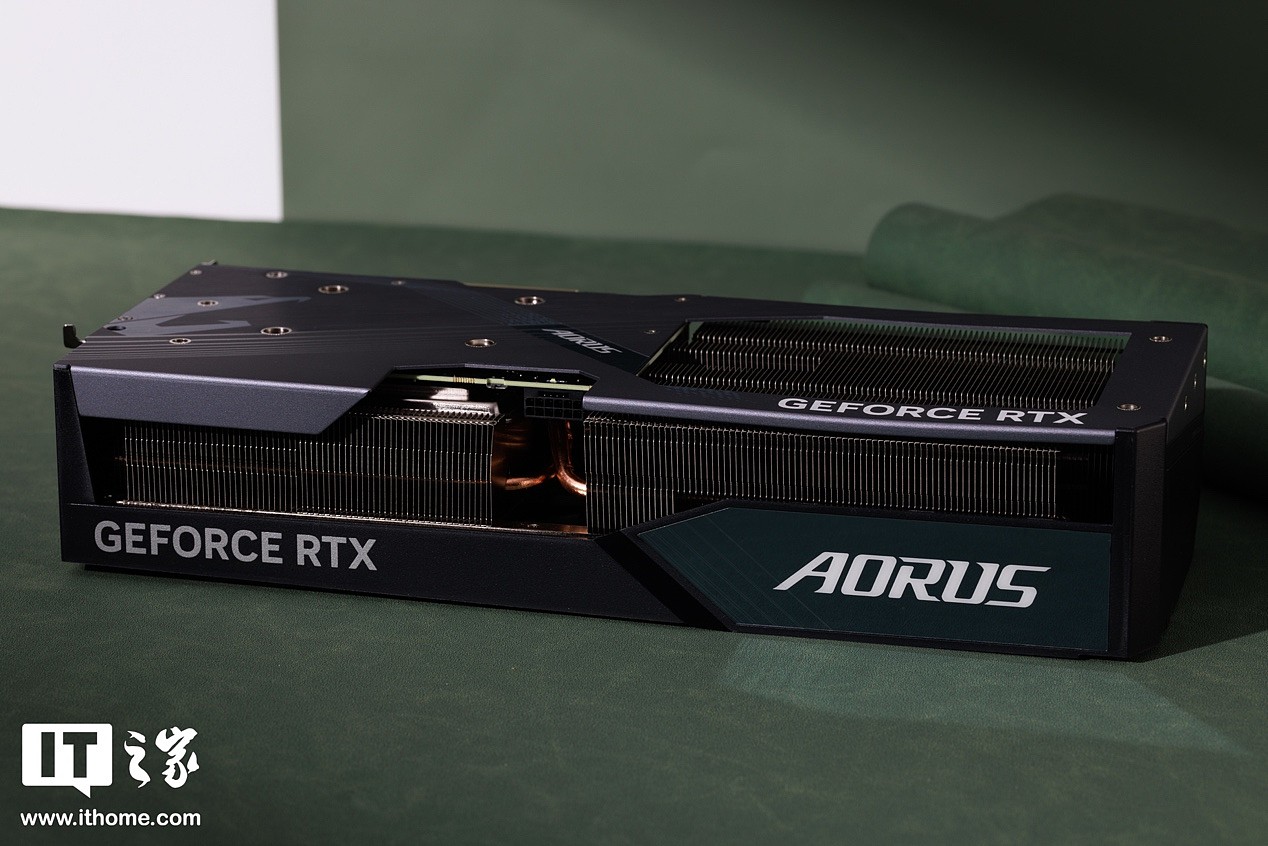 【IT之家开箱】技嘉 AORUS GeForce RTX 4070 MASTER 12G 开箱图赏，RGB 炫彩光轮是点睛之笔 - 3