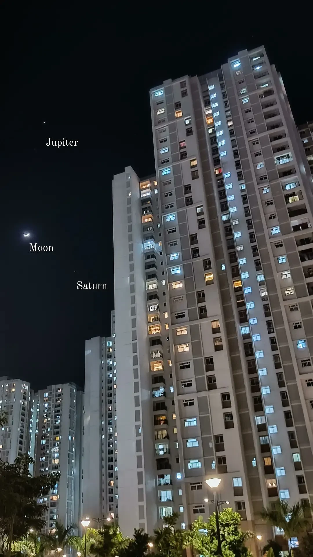 难得一见的“三星伴月”：月球和木星发生合相 - 4