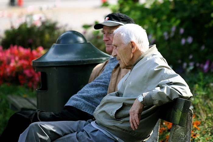 800px-Two_old_men_sitting_on_a_bench_(365432689).jpg