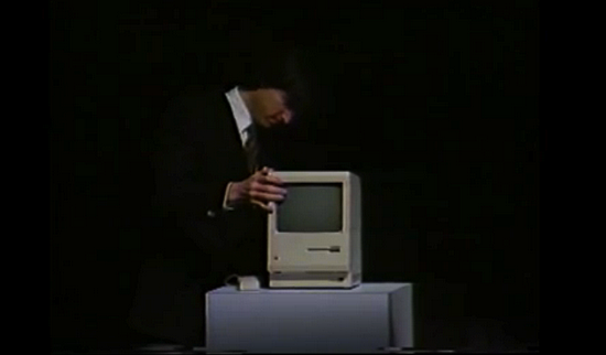 1985 年，乔布斯在发布会上展示 Macintosh|网络
