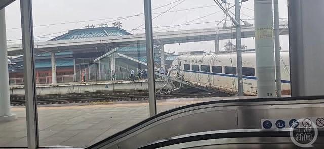 D2809次列车撞击接触网架后在车站内脱线。图片来源/受访者供图