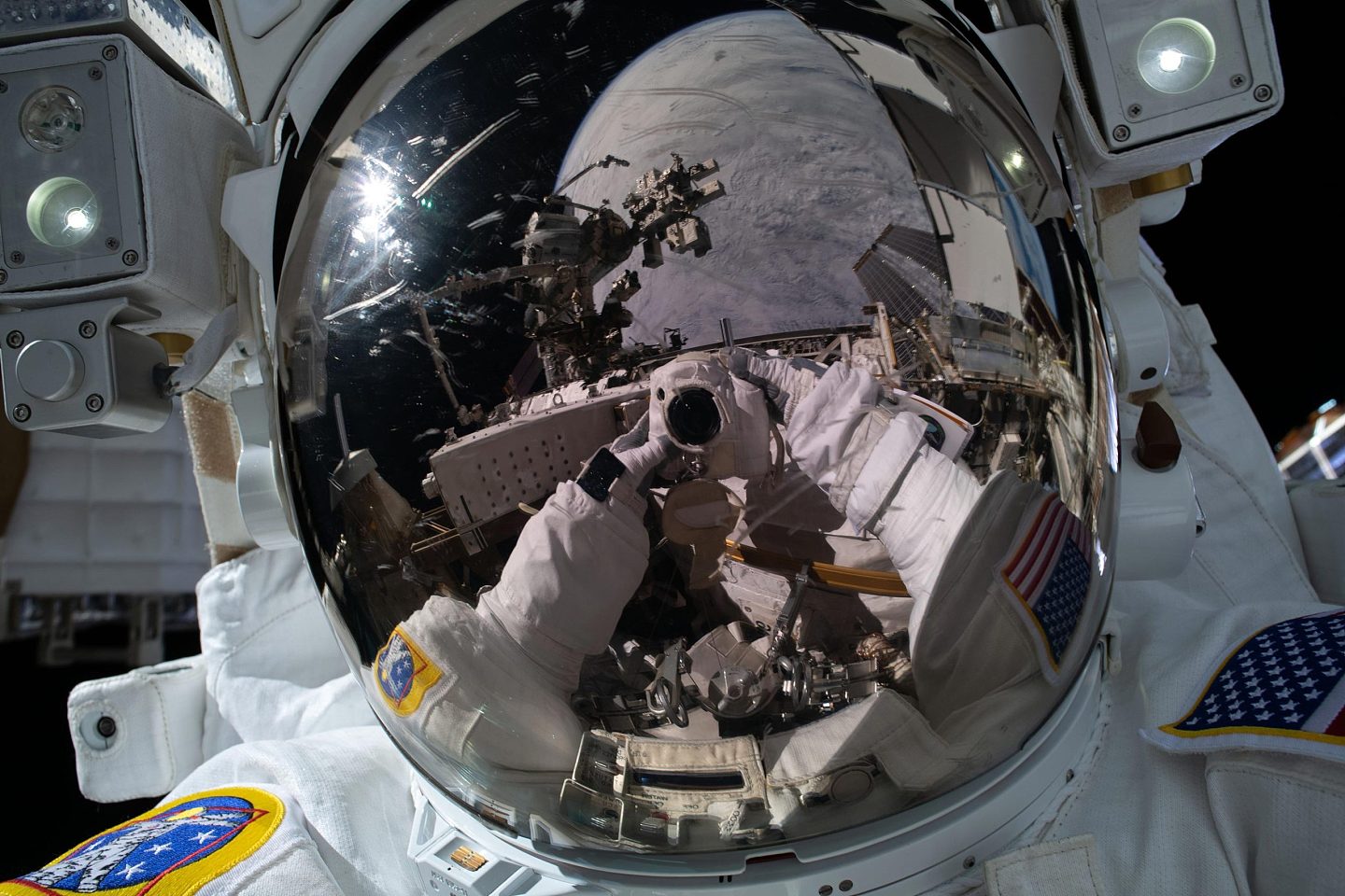 国际空间站组员正为太空行走做准备 扫描静脉并评估人工重力防护服 - 1