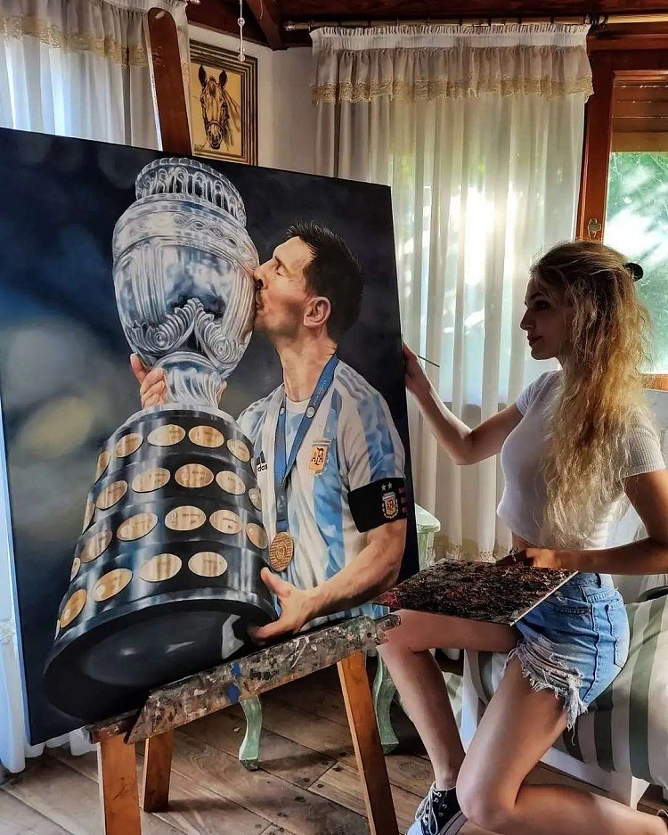 用画笔定格梅西亲吻美洲杯的一刻，阿根廷女艺术家带礼物送梅西 - 1
