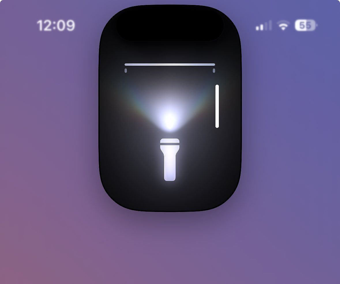 苹果独创，iOS 18 手电筒新增滑块：可调整光线强度和半径 - 1