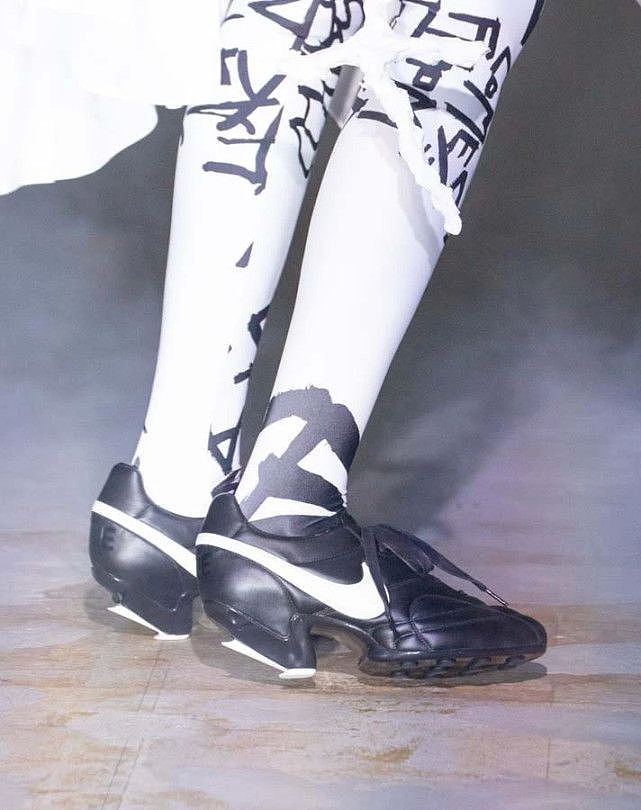 川久保玲为耐克设计足球鞋，跟高8厘米，4000元，让人看不懂 - 4