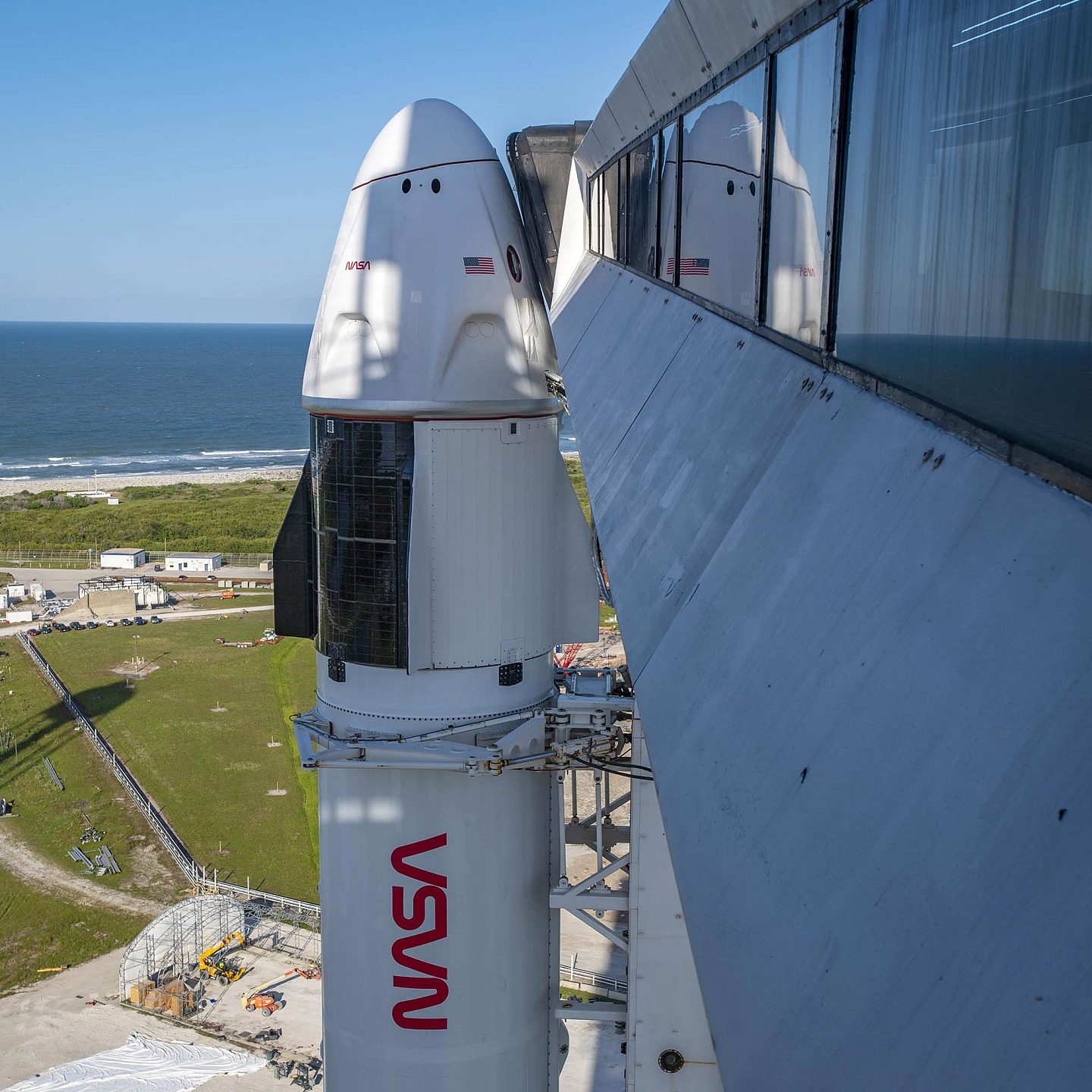 SpaceX“猎鹰9号”火箭携Crew-4龙飞船进入发射台并完成干式彩排 - 3