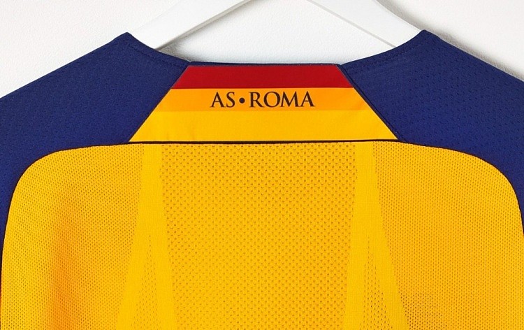 罗马21/22赛季第三球衣公开发布：罗马黄+红蓝撞色带 - 5