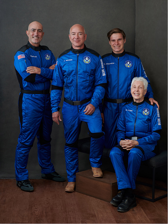 世界首富贝索斯成功上太空 与亲兄弟、小正太、老奶奶的太空之旅 - 10