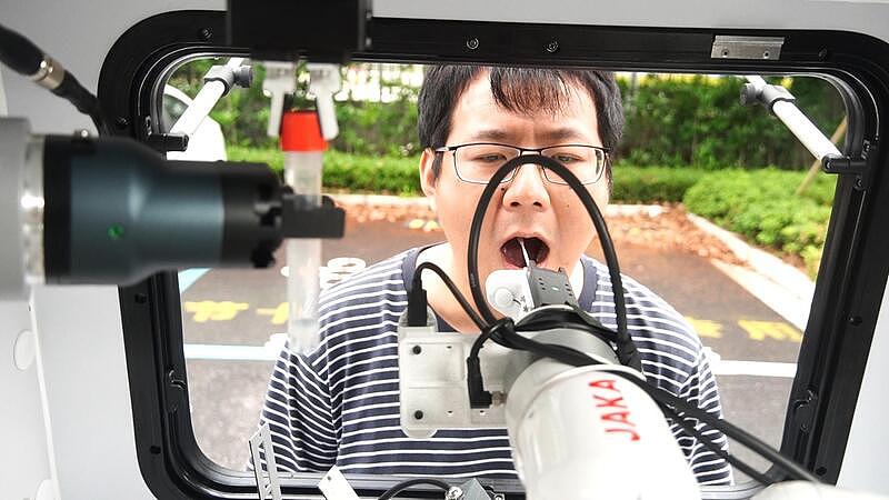 30秒核酸采样机器人在上海问世 “捅嗓子”规范又轻柔 - 4