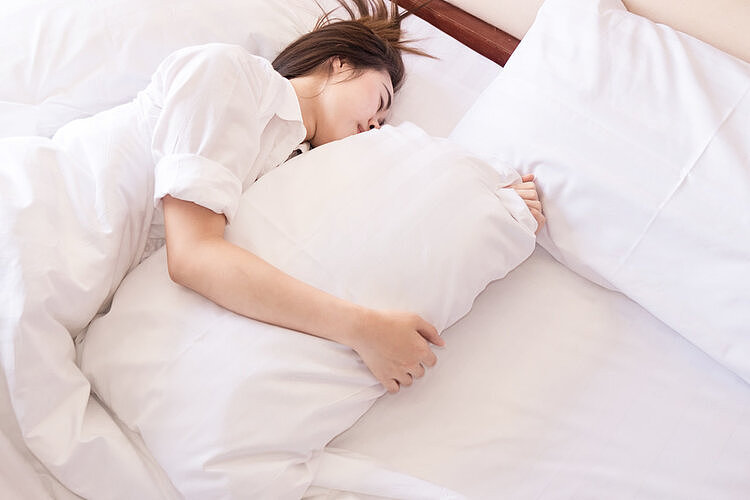 睡觉时朝左睡好还是朝右睡好？睡姿能保护器官，对不同人群有讲究 - 4