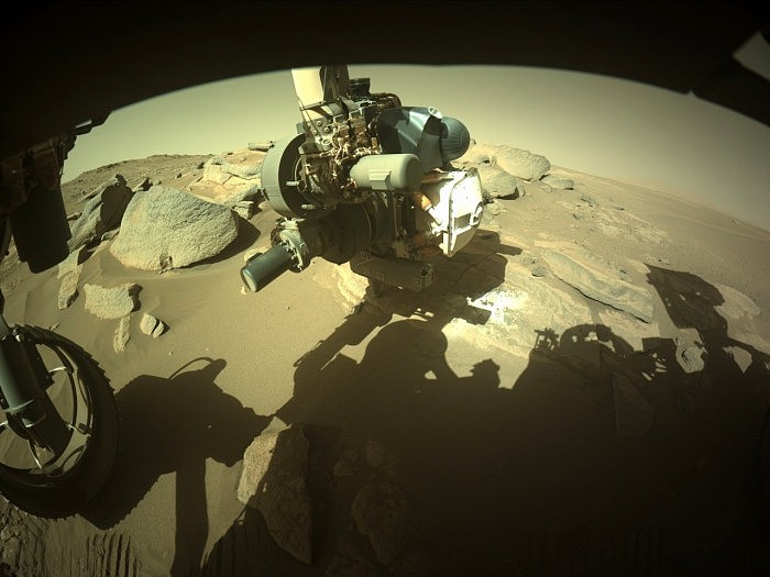 NASA“毅力号”采集到含有绿色矿物的火星岩石样本 - 3