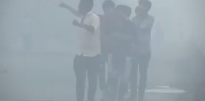 印度一座巨大垃圾填埋场起火：面积超50个足球场 刺鼻浓烟遮天蔽日 - 3