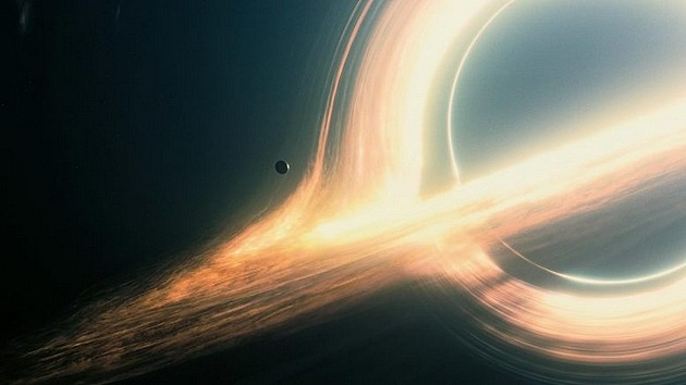 在科幻电影《星际穿越》中一个发光气体漩涡进入“卡冈都亚”黑洞，由于黑洞周围的空间是扭曲的，所以我们可以观察它的远侧，看到的仅是该气体漩涡的一部分（被黑洞隐藏起来的）。目前，丹麦研究生阿尔伯特__斯奈本提出一个数学公式能恰当地描述黑洞如何影响宇宙中的光线