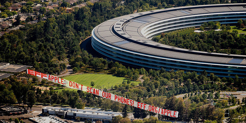iPhone 13 系列发布会期间苹果被 EFF 拉横幅抗议：“不要扫描我们的手机” - 1