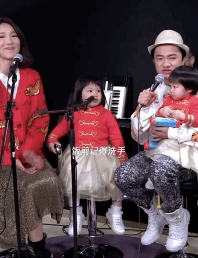 王祖蓝晒女儿弹唱视频，想送她进乐队，3岁Gabby摇滚范儿十足 - 12