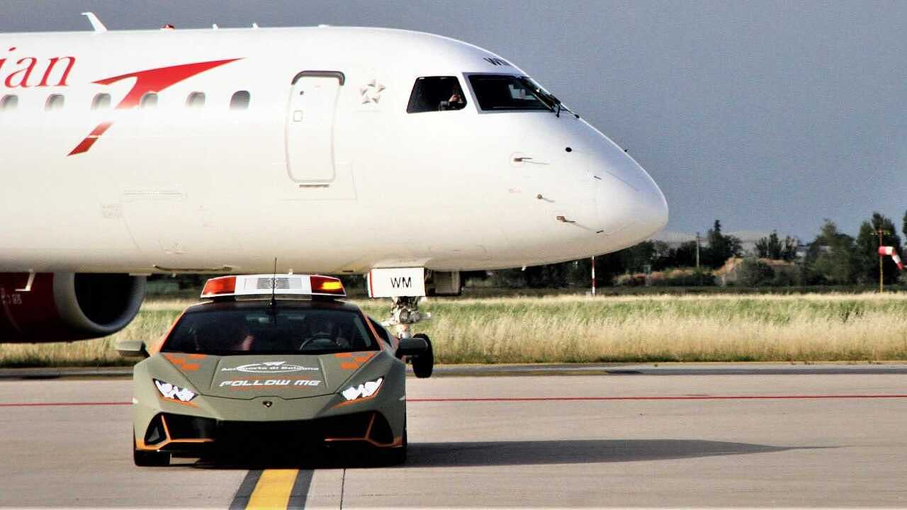 意大利博洛尼亚机场迎来兰博基尼定制款Huracan Evo - 1