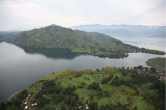 800px-Lake_Kivu_(20875703429).jpg