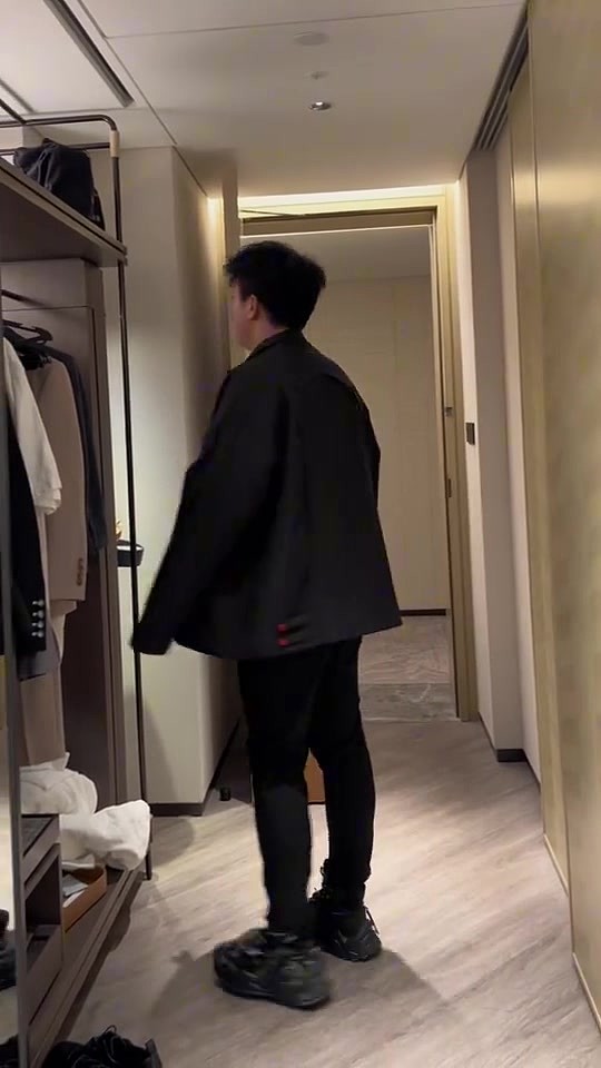 BLG工作人员分享Bin身穿新衣服视频：黑发王子新皮肤来噜 - 1